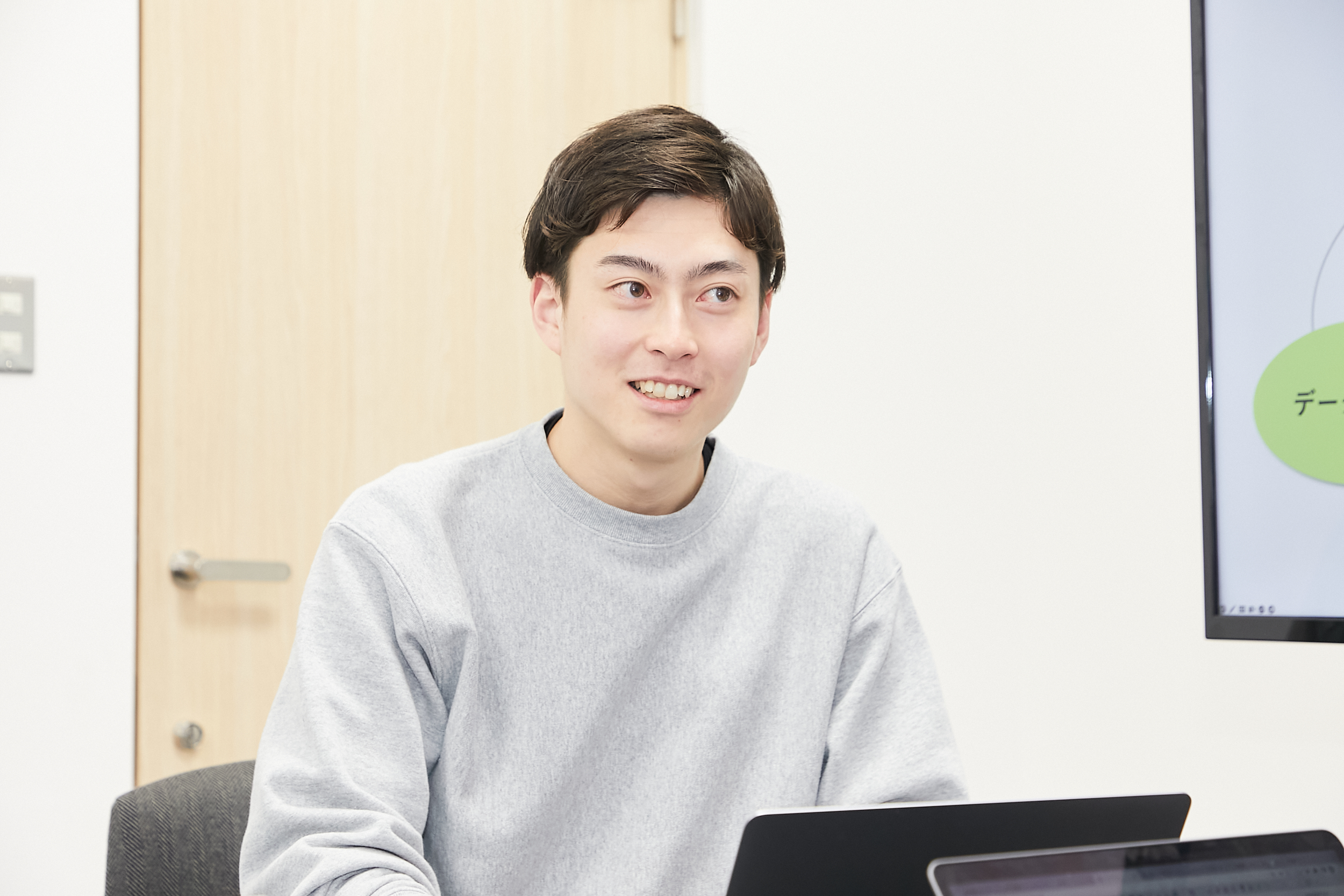 【社員インタビュー1】会社創業時からインターンとして関わり、その後社員として入社した理由と今後のキャリアについて