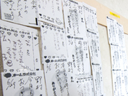 カベ一面に貼りだしたサンクスカードは笑顔の原動力です。