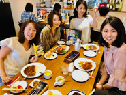 「はじめてランチ」の様子。入社後３か月間は既存社員とのランチに補助金がでます！このように社員間の交流場を定期的に企画して開催しています。