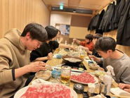 黙々と食べまくる食事会の様子！