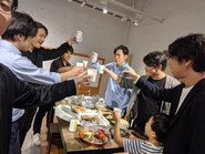 月に一度はオフサイトMTGを開いてビジョンの共有やデリバリーする食事を楽しんでいます！