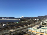 屋上からは富士山が見えます。