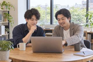目標管理面談の風景。半期に一度上司と将来のなりたい姿を設定し、キャリアの方向性を共有します。（写真はイメージです）