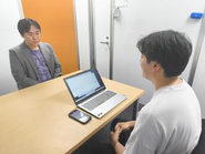 若手社員が社長インタビュー(硬い感じですが違和感がありすぎてシャッター音とともに二人とも吹き出していました)