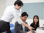 実務経験豊富な専門講師とともに、ITスキルからビジネススキルまで幅広い研修を提供しています。