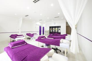 店内は白とパープルを基調とした清潔感のある落ち着いた空間です。