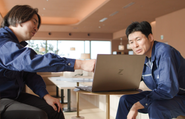 福岡本社ではBGMの音楽が流れており、コーヒーやお茶など飲み物も無料で提供しています。福利厚生にも力を入れています。