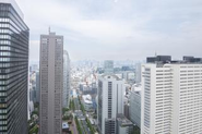 新宿オフィスからの眺め。“都会”で働く実感が持てる立地です。