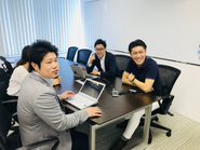 事例共有やフィードバックの機会が頻繁にある職場です。