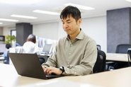 フリーアドレスです。健康志向のハイデスク＆ハイチェア（立ち姿勢可）が人気です。