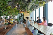 社内での談笑シーンで、仕事やプライベートの会話などをしております。