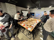 上半期業績や各部署の進捗状況を報告した後は交流会♪あまり交わらないメンバーとの会話に花が咲きます🌸