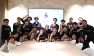 集まる時はとことん楽しく！「CodeCamp周年記念」イベントでの社員集合。良い事があれば社員全員で共有し、社員同士の交流やコミュニケーションを重視しています。