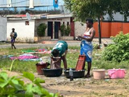 【現地の方の洗濯の様子】週末にまとめて洗濯板で4時間～6時間程度、女性が行うのが一般的