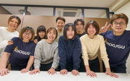 大阪本社の社員です！ 中央奥にいるのが弊社社長の花岡です。 ぜひ私たちと一緒に働きましょう！