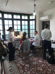 普段の撮影の一コマ。モデルのメイクで朝はスタートです。