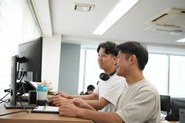 フリーアドレスの立ちデスクも導入しています◎