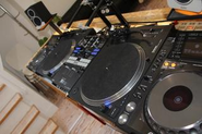 ターンテーブルとCDJ, MIXERを完備