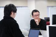 ビジネスサイド／エンジニアサイドの垣根なく、プロジェクトチームで切磋琢磨しながら業務を遂行してます。