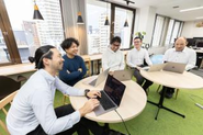 開発部のミーティングはいつも和やかな雰囲気