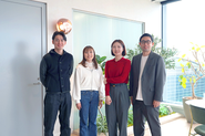 平均年齢29歳。年次や社歴に関わらず、自ら手を挙げた人にチャンスを渡す「自律した個」が集まるカルチャーです。お互いの成果と工夫をリスペクトし合いながら、チーム全体でロジカルに課題解決へ向き合う、無駄な縛りのないフラットで風通しの良い組織です。