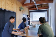 全社員リモートワークで働いていますが、オフィスに集まって合宿を行うこともあります。