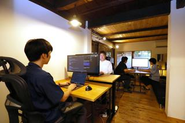 リモート(フルリモート可) × 京町家オフィスのハイブリッド。遠方メンバーも会社負担でオフィス出張(任意)ついでに京都観光を楽しむ働き方も。