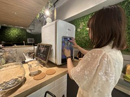 ウォーターサーバーのお水を飲んで、身も心もリフレッシュ！もちろん、飲み放題です。