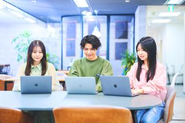 メンバー同士で教え合うことも活発。