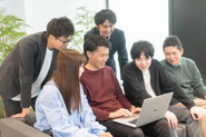 社内のツールや技術を使って、みんなで開発を楽しんでいます。自分のペースで学びながら、新しいアイデアを形に！
