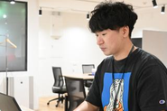  稀に1-2時間だけお客様先での会議があったりしますが、ほとんど【リモートと出社を自由に選べる】環境です。それぞれがパフォーマンスを出しやすい環境で働いてほしい！