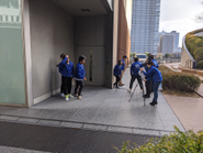 撮影は全員での共同作業。ワイワイしながらも真剣です！