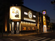 これからの50年も愛されるお店に....！50年前に建てられた建物を立て直し、更にお客様に満足頂ける焼き肉店をつくりたいとご依頼を頂きました。スタッフのオペレーションがしやすく、お客様が居心地よくしたいとのご要望を受けプランを進行しました。前店舗から入口の位置を変えることで、問題がクリアになりました。印象的でスタイリッシュな外観をご要望だったので、木の市松張りと大きなチャンネルサインを採用。建物自体がサインとなり圧倒的な存在感を出しています。