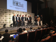 囲み取材の様子