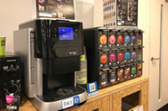 オフィス内には自社プロダクトである「PAY ID」で支払えるドリンクサーバが設置されています。