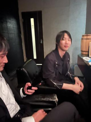 PEファンド案件で大活躍のAさん、熱帯魚が多数泳ぐBarでコンサルティングの方針について、深夜まで議論をします。AさんはCPA-Consultingにインターン→新卒採用後、有名ベンチャーへ転籍しつつ、CPA-Consultingでもコンサルティングを実施しています。インターン、正社員、転職後も業務委託など多様な働き方が当社では実現できます。