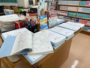 実際に高校に届いている「紙」の求人票の様子です。紙だけではなく、高校生がタブレットやスマートフォンでも簡単に求人を閲覧できる環境を提供しています。