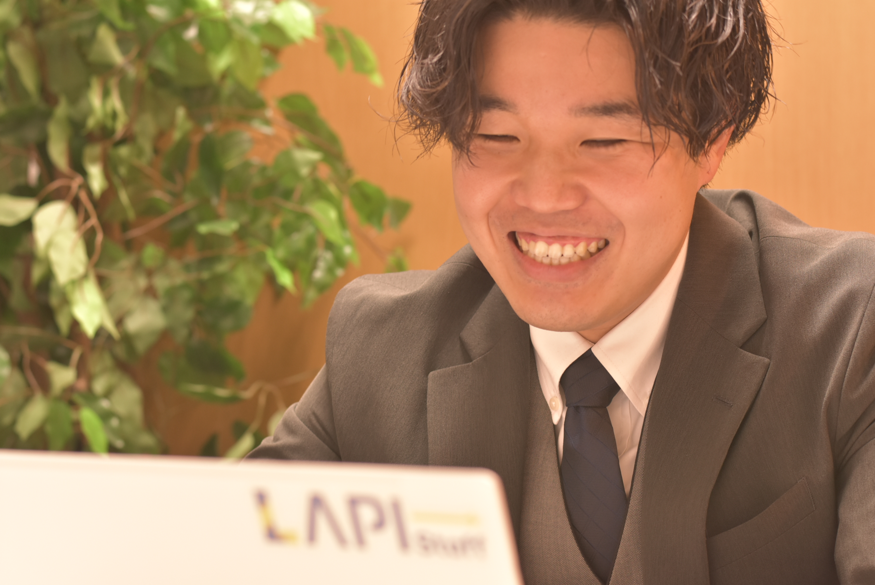 【社員紹介 vol.3】トリプルワーカーからまさかの引き抜きで営業に！異色の経歴を持つ彼が年間MVPを受賞した裏話