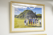 2019年のハワイ研修旅行時の写真。みんなの思い出をいつでも共有できるように、社内のいたるところに写真が飾ってあります。