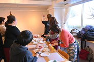 全社集会（ウオ会）では自分たちで魚を捌き、お寿司教室を開催しました！