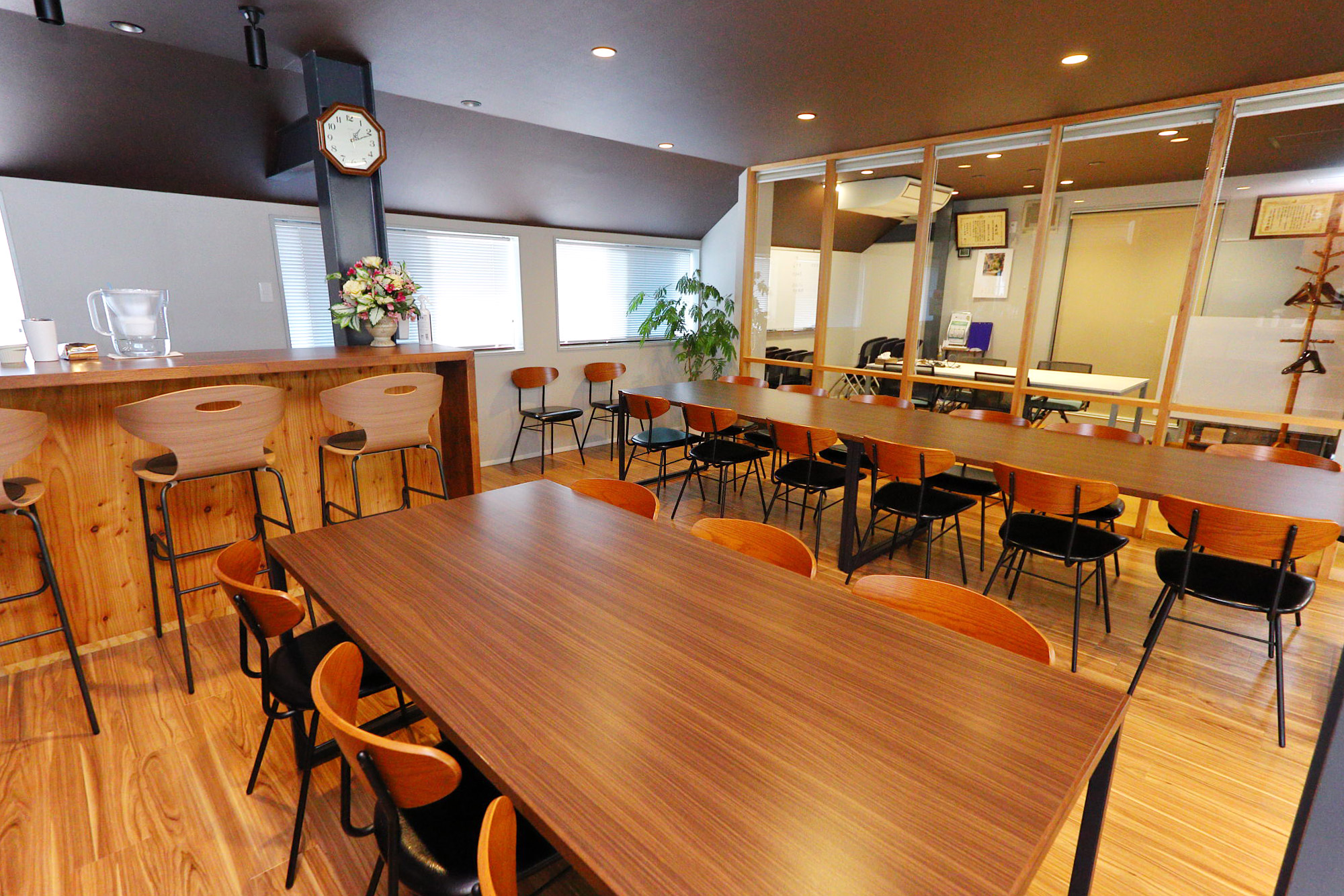 工場にもくつろげる空間を