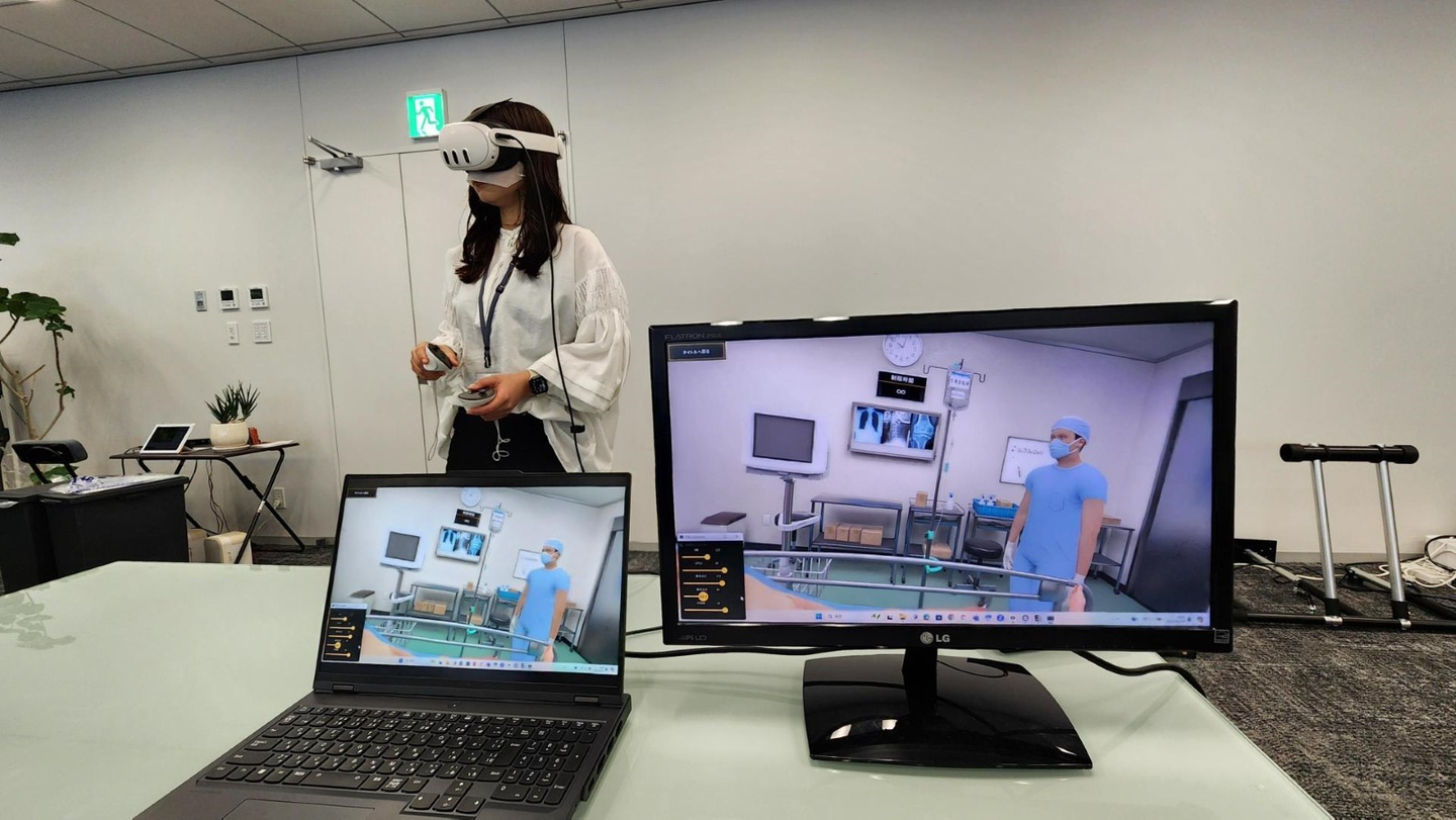 屋内, 電子機器, コンピュータ, テーブル が含まれている画像

自動的に生成された説明