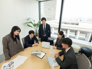 本当に良いサービスを提供してくために、部署を超えて協力しあって仕事を進めます。