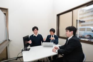 新規構築案件のネットワーク構成について議論するSEメンバー