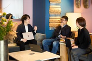 社員・フリーランスといった雇用形態にとらわれず、フェアに働ける環境を整えています。自分のスタイルで安心して働き、力を発揮できることを大切にしています。