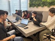 事業部の平均年齢は27歳。若手が多く活躍しています。