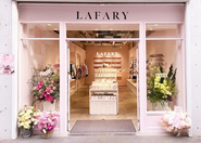 EC事業で着実に売り上げを伸ばしながらSNSで認知拡大を行い、東京SHIBUYA109渋谷店、原宿竹下通り、大阪 HEPFIVEにて常設店舗を運営しております。