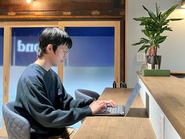  大阪・四国・カナダの3拠点でサーバー監視を行っています。