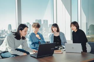 商品部が想いをこめて作った商品を、WEBマーケティング部がお悩みを持ったお客様に届くように訴求を検討し各部署がお客様のQOLを上げるために、ひたむきに目の前の業務に取り組んでいます。