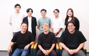 Cominkaのメンバーです。（本来はもう2人、最近入社した2人の女性社員がいます。）全員が同じVALUEを指針に動いているからこそ、会社が強く、そして働くメンバーの居心地も良くなっています。